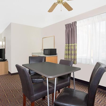 Super 8 By Wyndham Bloomfield Hotel Bagian luar foto