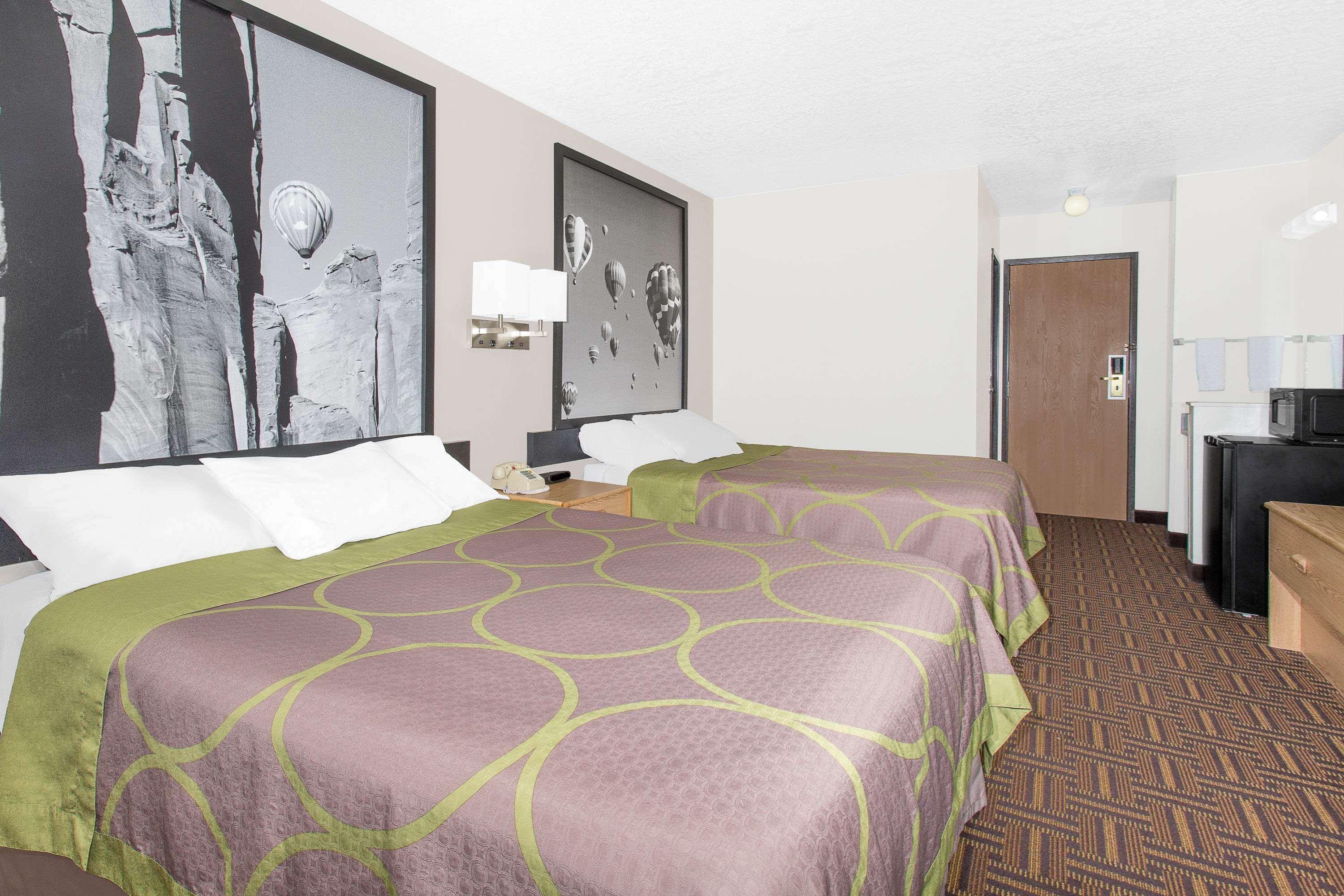 Super 8 By Wyndham Bloomfield Hotel Bagian luar foto