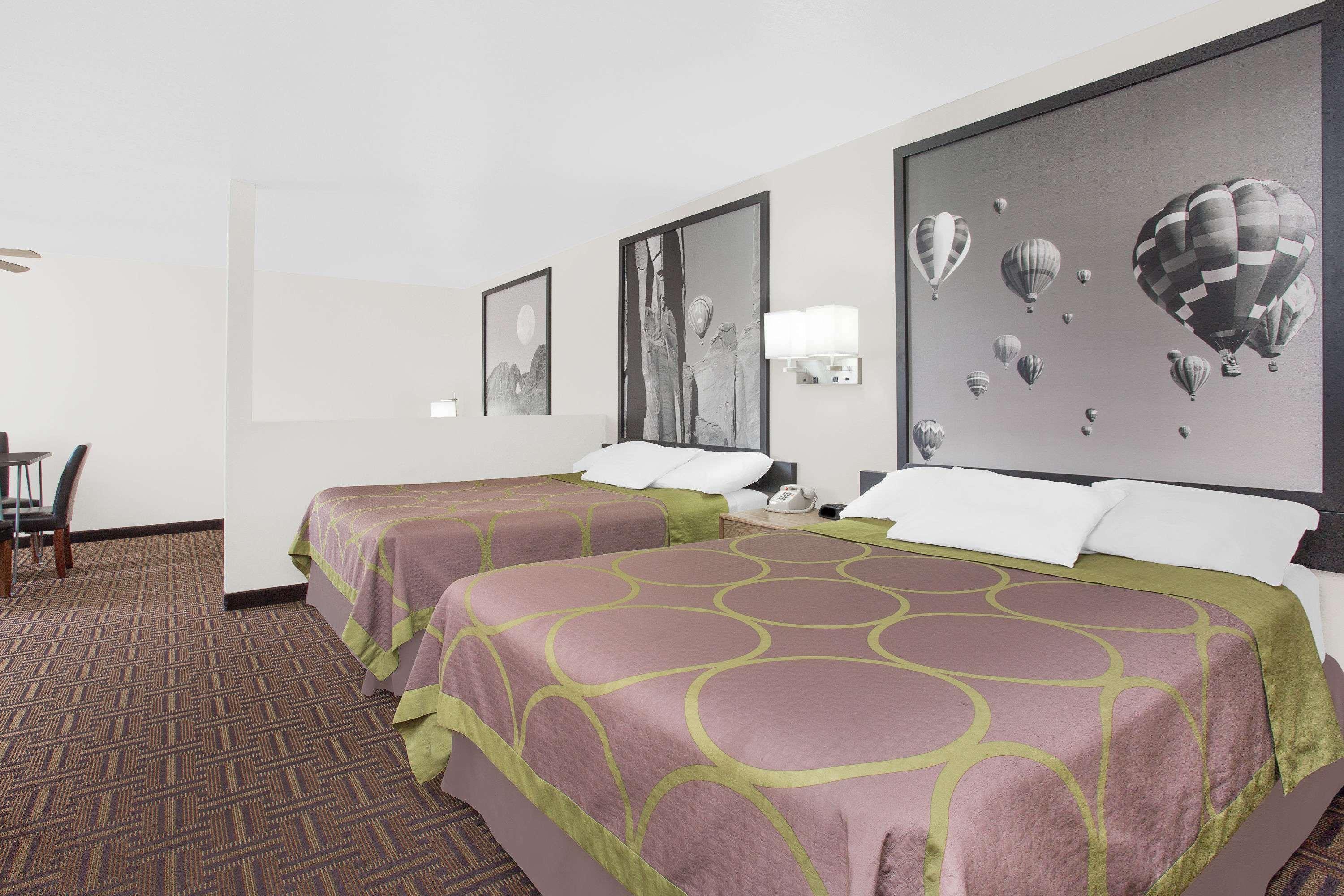 Super 8 By Wyndham Bloomfield Hotel Bagian luar foto