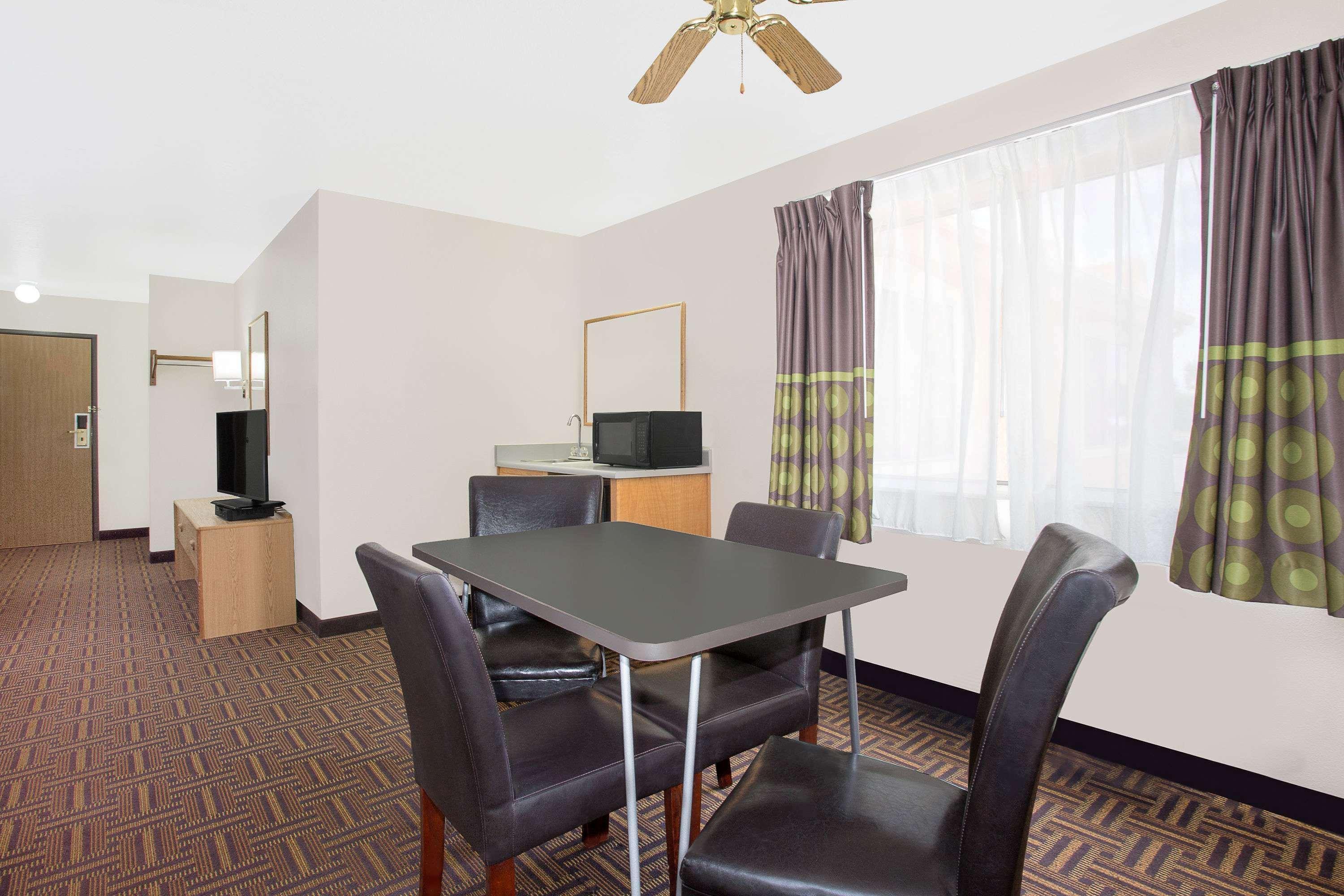 Super 8 By Wyndham Bloomfield Hotel Bagian luar foto