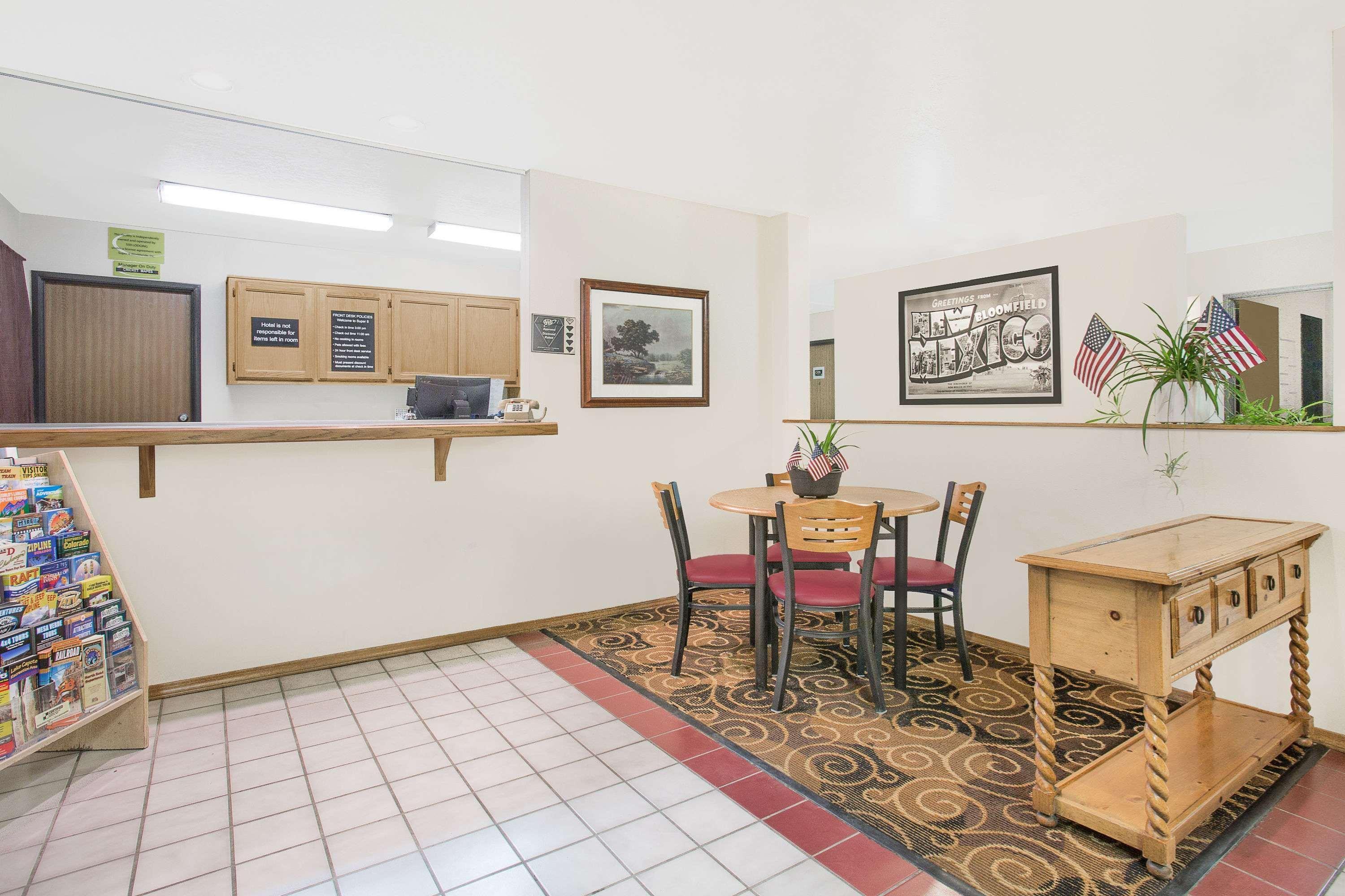 Super 8 By Wyndham Bloomfield Hotel Bagian luar foto