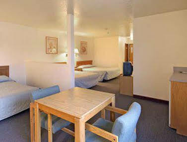 Super 8 By Wyndham Bloomfield Hotel Bagian luar foto